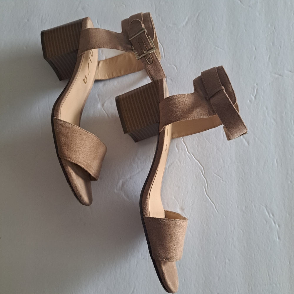 UNISA Tan 2"-3" Block Heel Sandals Ankle Straps Women's Size 8.5 M - Picture 8 of 10